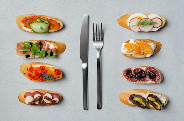 Brushetta-Antipasti oder authentische traditionelle spanische Tapas mit dem Essgeschirr Flat Lay