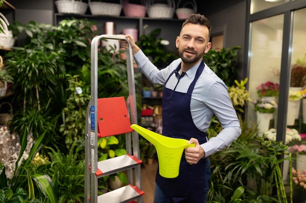 Brustbild eines erfolgreichen Unternehmerfloristen in einem Blumenladen