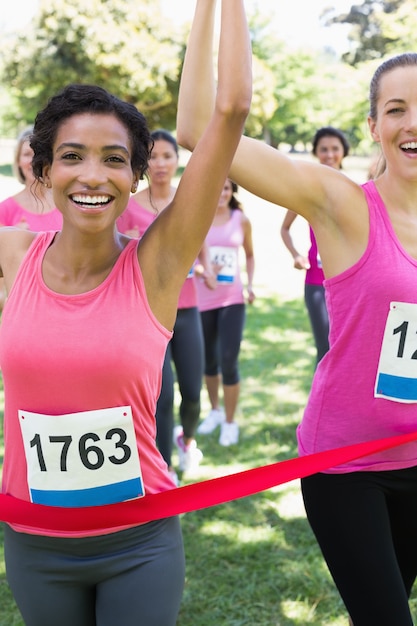 Foto brustkrebsteilnehmer, der marathonlauf gewinnt