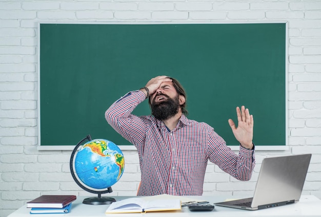 Brutal sin afeitar profesor universitario en clase de conocimiento