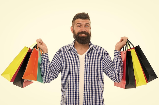 brutal caucasiano hipster com bigode homem barbudo com sacos de compras venda de compras homem barbeiro cuidado Black Friday Cyber Monday maduro feliz hipster com barba fácil e rápido