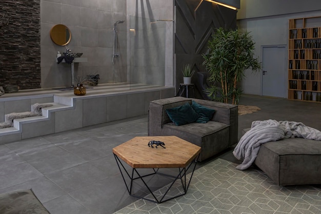 Brutal diseño interior ultra moderno de un apartamento de planta abierta con una ducha abierta decorada con piedra gris