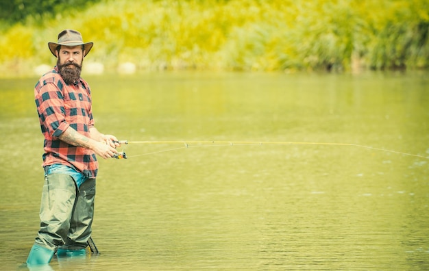 Brutal hipster pescando passatempo masculino pescadores felizes em passatempo aquático atividade esportiva passatempo e recreação