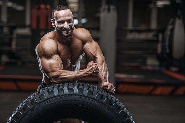 Brutale starke sportliche Bodybuilder-Männer, die Muskeln mit Hanteln aufpumpen