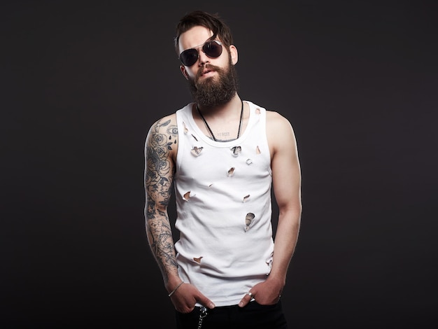 Brutaler bärtiger Hipster-Junge mit Brille und Vintage-Hemd