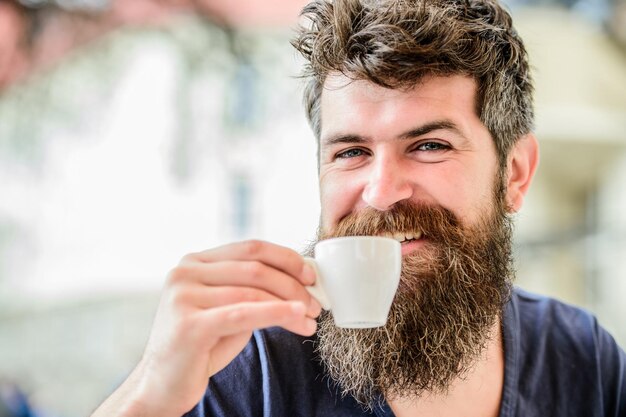 Brutaler Mann braucht morgendliche Erfrischung morgens Frühstücksgetränk Espressokaffee Fröhlicher reifer Hipster mit Barthaaren, der Kaffee trinkt Bärtiger Mann im Café Guten Morgenkaffee