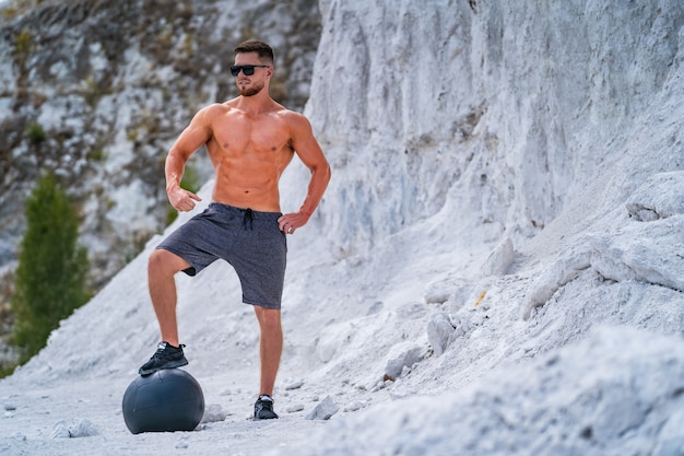 Brutaler starker Bodybuilder, der im Freien aufwirft.