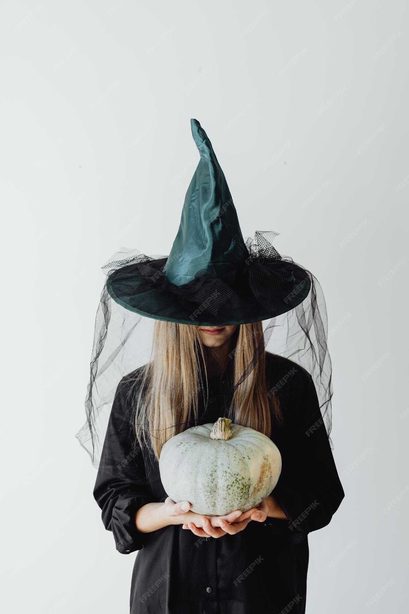 Mulher Em Traje De Bruxa Halloween Segurando Uma Grande Abóbora