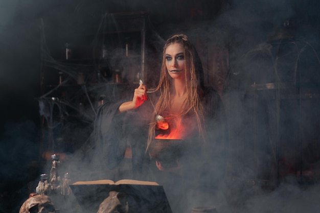 Bruxa de Halloween usa livro mágico e caldeirão para preparar veneno ou poção de amor