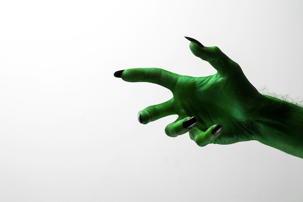 Bruxas verdes de halloween ou mão de monstro zumbi