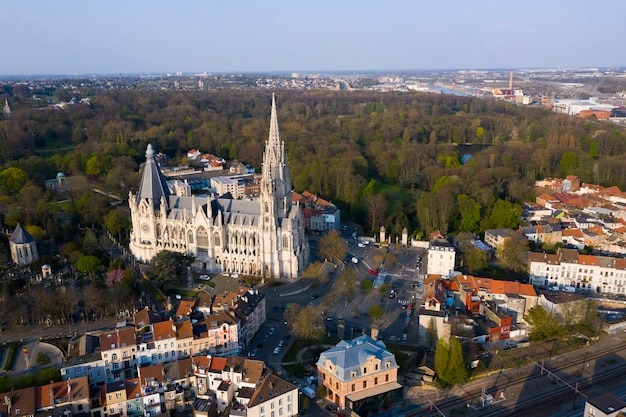 Bruxelas, Laeken, Bélgica, 8 de abril de 2020: vista aérea da Igreja de Nossa Senhora de Laeken - Église Notre-Dame de Laeken