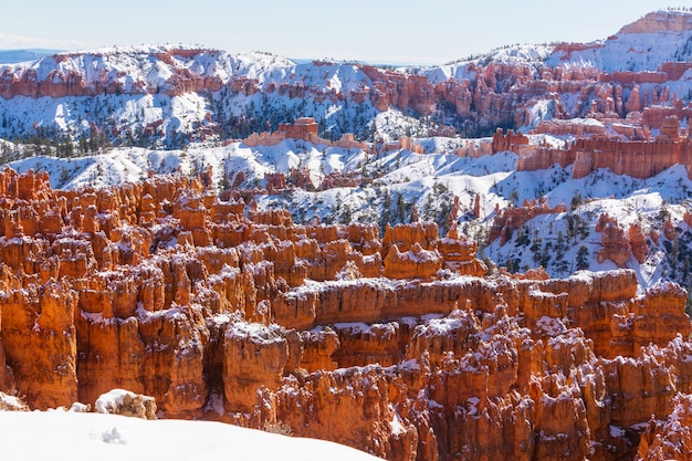 Bryce Canyon mit Schnee in der Wintersaison.