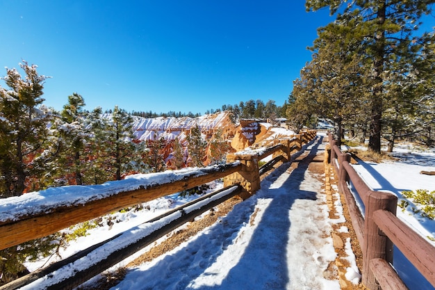 Bryce Canyon mit Schnee in der Wintersaison.