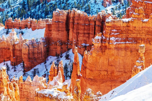 Bryce Canyon mit Schnee in der Wintersaison.