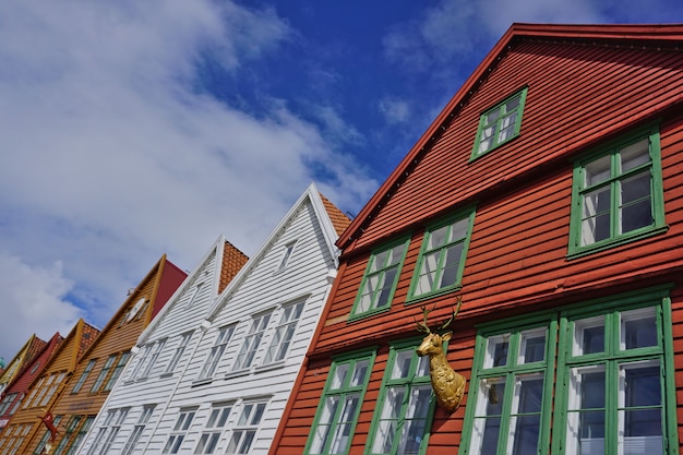 Foto bryggen, bergen, noruega. edifícios comerciais de madeira do patrimônio hanseático na cidade velha de bergen.