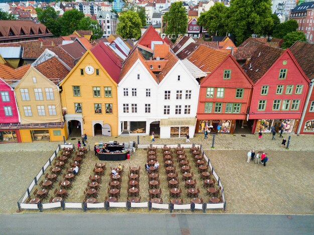 Bryggen Luftpanoramablick. Bryggen ist ein Seriengeschäftsgebäude am Hafen von Vagen in Bergen, Norwegen.