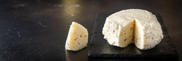 Brynza ou suluguni queijo em conserva provolone refeição lanche na mesa cópia espaço