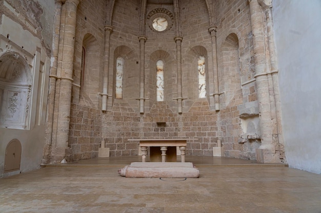 Ábside y altar gótico en el Monasterio de Piedra