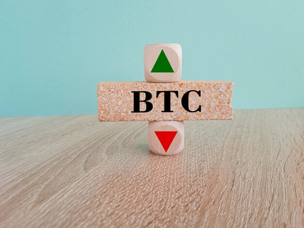 BTC-Preissymbol Ein Ziegelblock mit einem Pfeil, der symbolisiert, dass der Bitcoin-Preis sinkt oder steigt