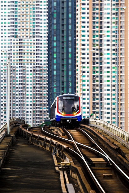 Foto bts sky train en bangkok con edificio