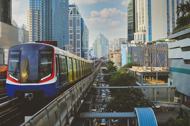 BTS Sky Train fährt in der Innenstadt von Bangkok Sky Train ist das schnellste Transportmittel in Bangkok