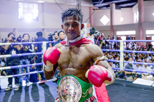 Buakaw Banchamek Kickboxer tailandés de peso welter tailandés, tomar una foto en el ring después de ganar la pelea en Tailandia