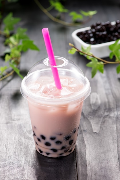 Bubble Boba Tee mit Milch und Tapiokaperlen im Plastikbecher