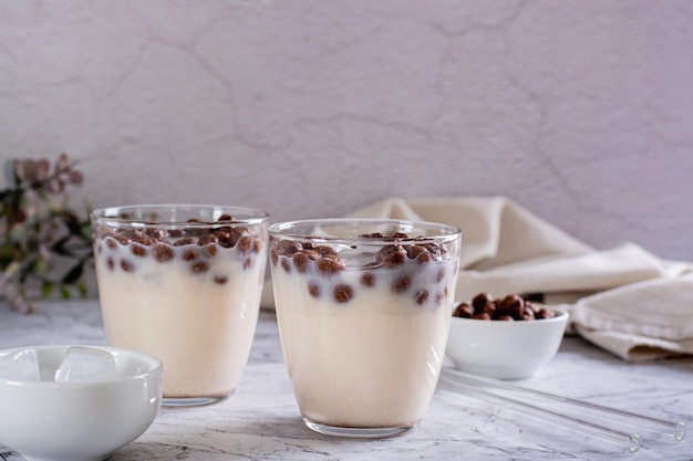 Bubble Milchtee mit Eis in Gläsern auf dem Tisch