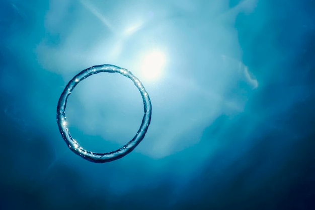 Bubble Ring Underwater asciende hacia el sol.