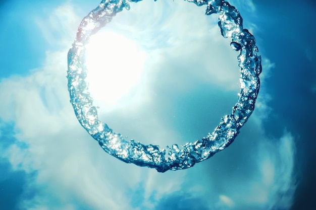 Bubble Ring Underwater sobe em direção ao sol.
