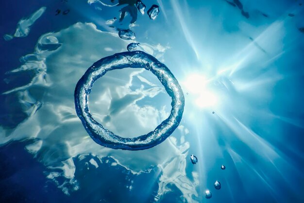 Bubble Ring Underwater steigt zur Sonne auf.