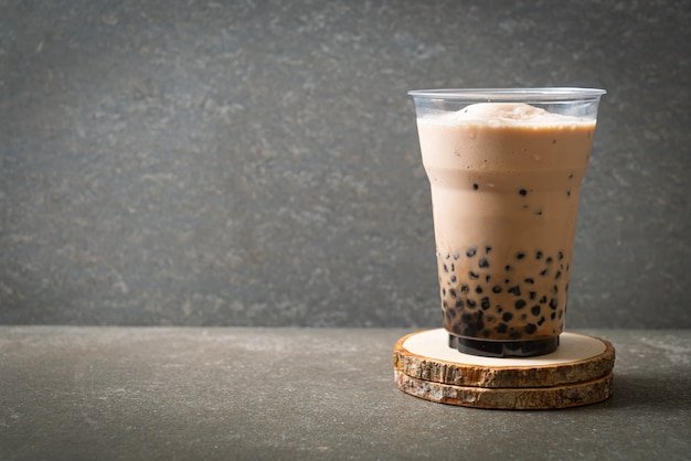 Bubble Tea, auch bekannt als Perlenmilchtee, Bubble Milchtee oder Boba Tee mit Blasen