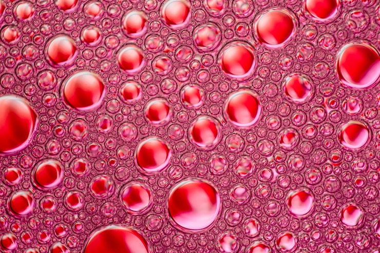 Foto bubles rojos sobre fondo rosa. foto de alta calidad