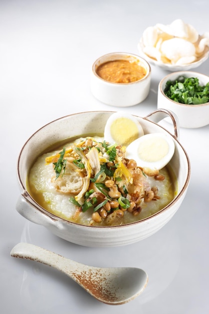 Bubur Ayam oder indonesischer Reisbrei mit zerkleinertem Hühnchen und Cakwe.