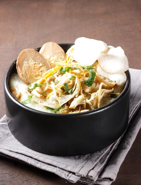 Bubur Ayam ou mingau de arroz indonésio com frango desfiado e cakwe.