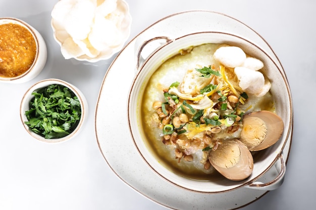 Bubur Ayam ou mingau de arroz indonésio com frango desfiado e cakwe.