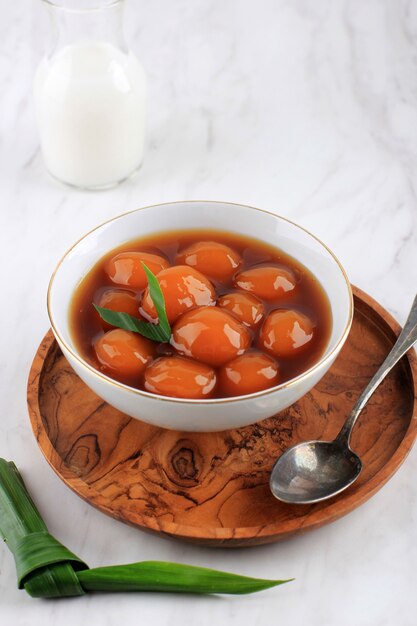 Bubur Biji Salak (Candil) ist ein berühmtes indonesisches Dessert während des Ramadan-Frühstücks. Hergestellt aus Süßkartoffel- oder gelben Kürbis-Kabocha-Kugeln mit Palmzuckersirup und Kokosmilch.