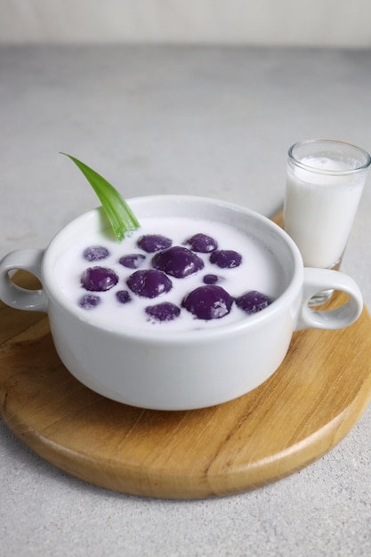 Foto bubur biji salak mingau de sobremesa indonésio de bolas de batata-doce com leite de coco