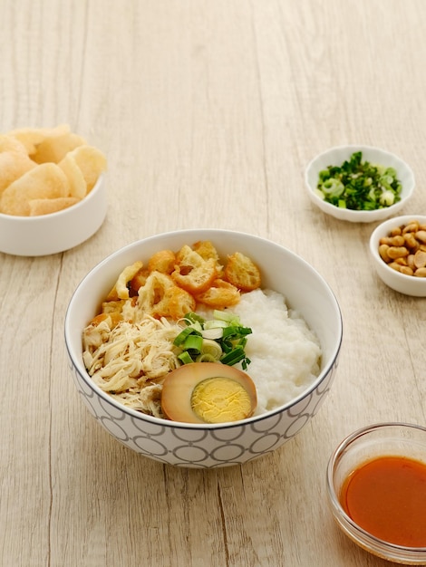 Bubur Bubur Ayam Indonesischer Reisbrei serviert mit Hühnchen und Ei Selektiver Fokus