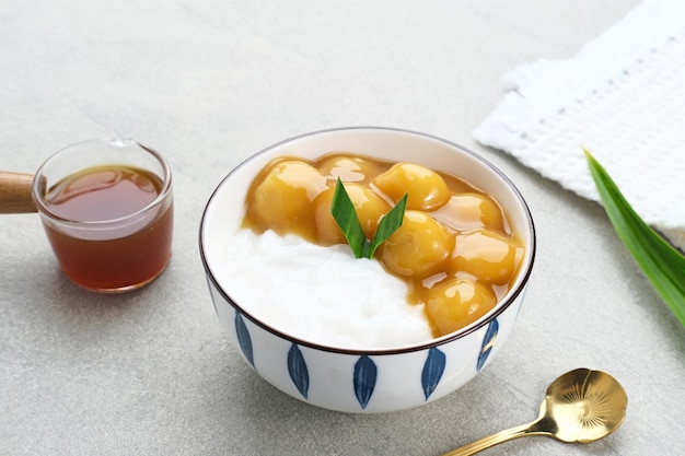 Bubur candil kolak biji salak Comida tradicional indonesia hecha con harina de arroz pegajoso