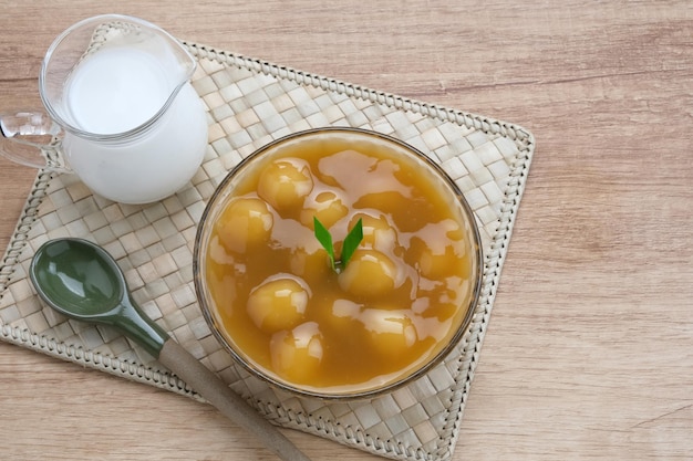 Bubur candil o kolak biji salak, comida tradicional indonesia hecha con harina de arroz pegajoso