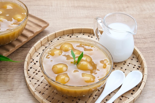 Bubur candil o kolak biji salak, comida tradicional indonesia hecha con harina de arroz pegajoso