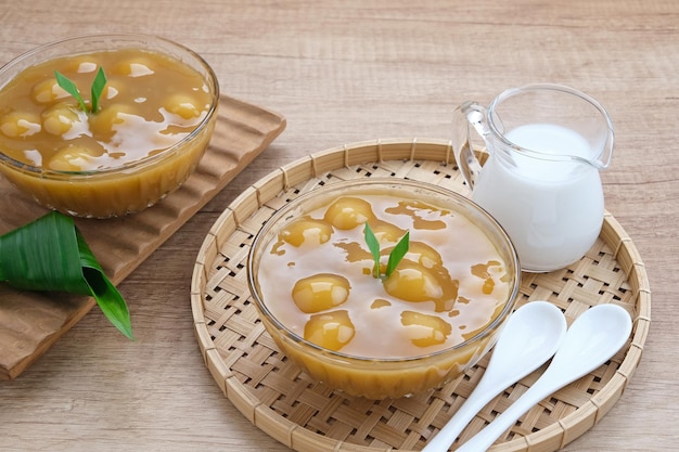 Bubur candil ou kolak biji salak, comida tradicional indonésia feita de farinha de arroz pegajoso