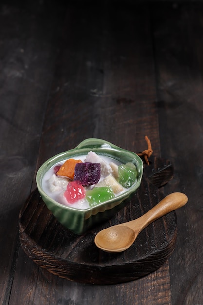 Bubur Cha Cha oder Chacha Kokosmilch-Dessert im malaysischen Stil mit Taro-Süßkartoffel und Yamswurzel