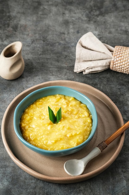 Bubur jagung manis o gachas de maíz dulce Postre tradicional indonesio Enfoque seleccionado