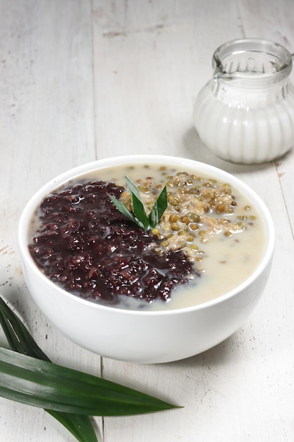 Bubur kacang hijau dan ketan hitam ist ein traditioneller javanischer Dessertbrei.