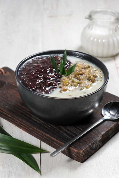 Bubur kacang hijau dan ketan hitam ist ein traditioneller javanischer Dessertbrei.