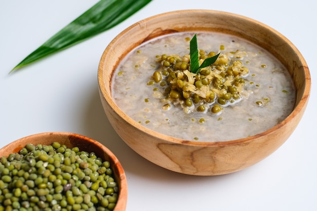 Foto bubur kacang hijau. gachas de postre javanesas de frijoles mungo con leche de coco. servido en un cuenco de barro. un plato de entrada popular para romper el ayuno durante el ramadán