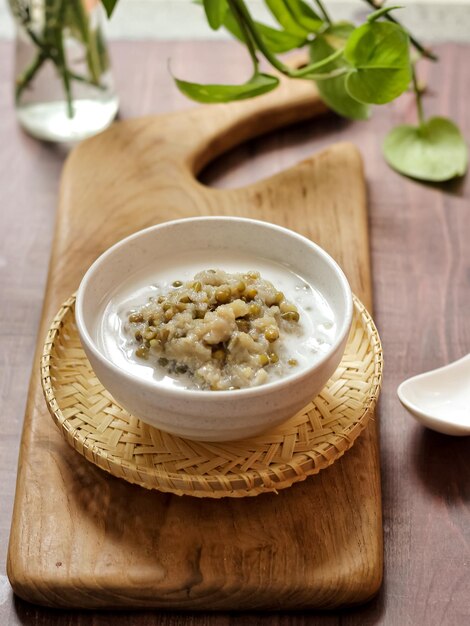 Bubur Kacang Hijau, postre o desayuno indonesio elaborado con frijol mungo y leche de coco