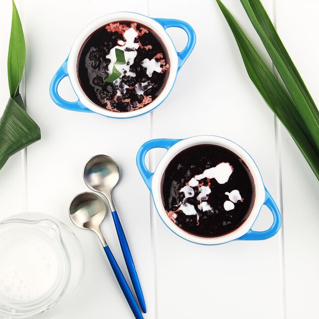 Bubur Ketan Hitam, Congee de arroz pegajoso negro con salsa de leche de coco